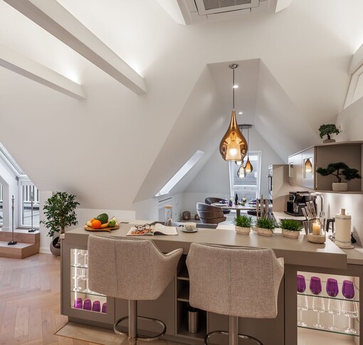 Blick in Küche mit Sitzgelegenheit-WOLKEN.NEST Penthouse-Suite - Ferienhaus / Ferienwohnung Büsum - 2