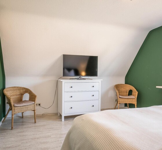 Schlafzimmer mit Bett und Fenster-Anne-Ruth - Ferienhaus / Ferienwohnung Büsum -  25