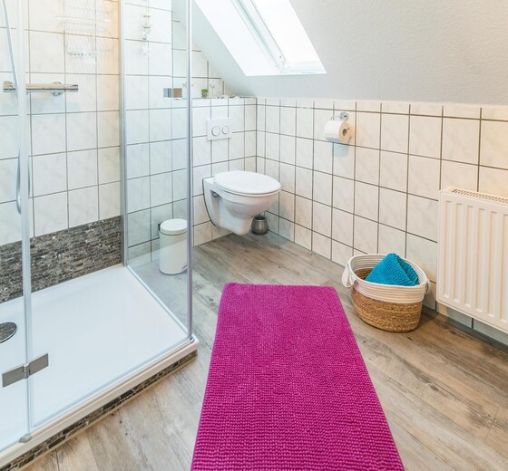 Badezimmer mit Toilette und Dusche-Appartement Kügler - Ferienhaus / Ferienwohnung Reinsbüttel -  17