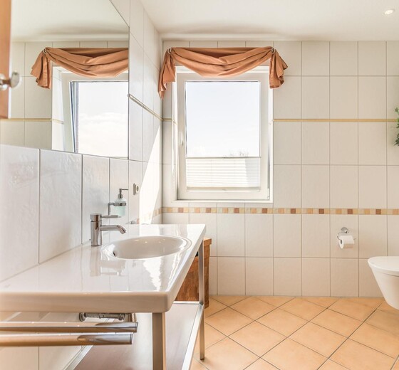 Duschbad mit WC und Handtuchwärmer-Theodor-Storm-Haus, Whg. 13 - Ferienhaus / Ferienwohnung Büsum -  10