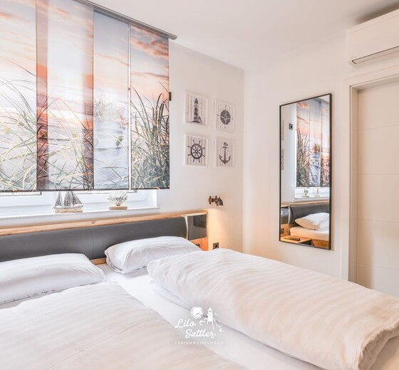 Schlafzimmer 1 mit Doppelbett-Beach Suite - Ferienhaus / Ferienwohnung Büsum -  17