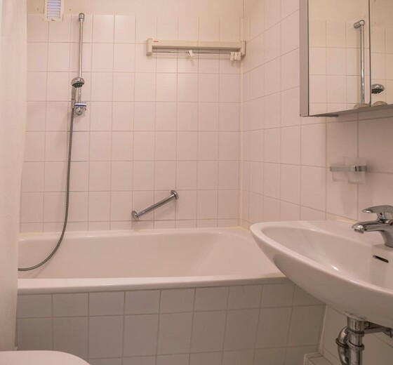 Blick ins Badezimmer mit Badewanne-Appartement im Hochhaus - Ferienhaus / Ferienwohnung Büsum -  10