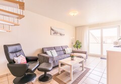 Wohnzimmer mit Relaxsessel und Couch-Theodor-Storm-Haus, Whg. 17 - Ferienhaus / Ferienwohnung Büsum - 5