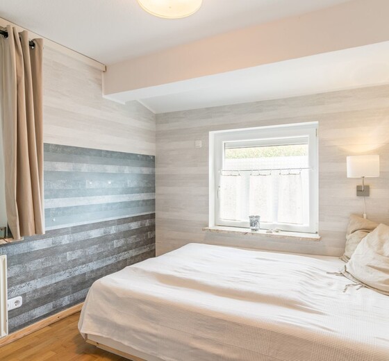 Schlafzimmer 1 mit Doppelbett-Haus Wassermann 21a - Ferienhaus / Ferienwohnung Büsum -  16