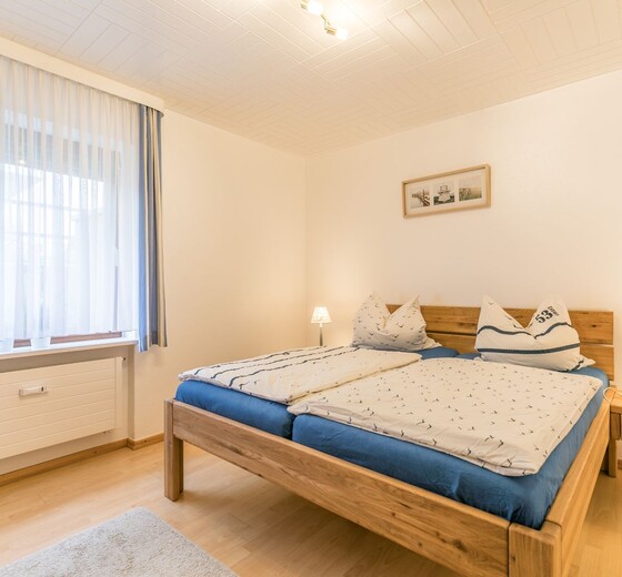 Schlafzimmer mit Doppelbett und Fenster-Schloß am Meer, Whg. 5 - Ferienhaus / Ferienwohnung Büsum -  10
