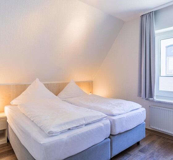 Schlafzimmer 1 mit Doppelbett-Abendrot Whg. 1 - Ferienhaus / Ferienwohnung Büsum -  9