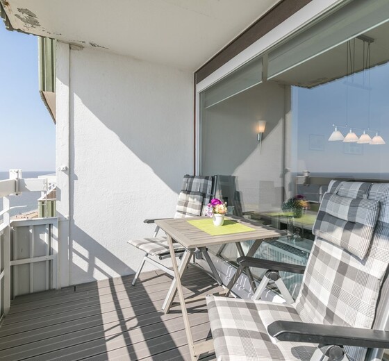 Balkon mit Tisch und 2 Stühlen-Hochhaus, Whg. Meeresrauschen - Ferienhaus / Ferienwohnung Büsum -  17