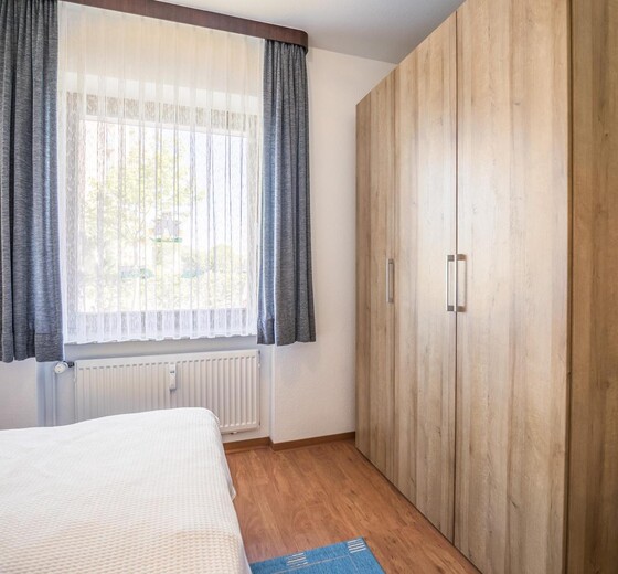 Schlafzimmer mit Kleiderschrank-Nordseeblick, Whg. 2 - Ferienhaus / Ferienwohnung Büsum -  8