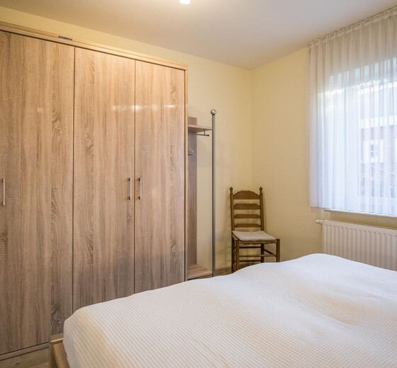 Schlafzimmer mit Kleiderschrank-Muschelkorb - Ferienhaus / Ferienwohnung Büsum -  9