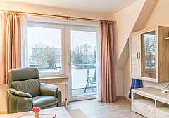 Wohnzimmer mit Balkontür-Am Altenhof Whg. 4- Ferienhaus / Ferienwohnung Büsum - 4