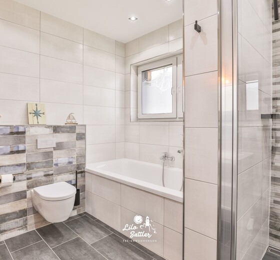 Badezimmer mit Dusche und Badewanne-Beach Suite - Ferienhaus / Ferienwohnung Büsum -  29