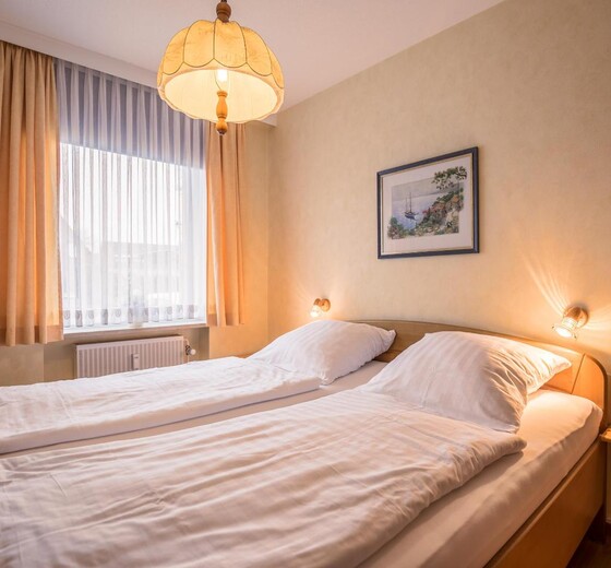 Schlafzimmer mit Bett und Fenster-Nordseekante, Whg. 501 - Ferienhaus / Ferienwohnung Büsum -  8