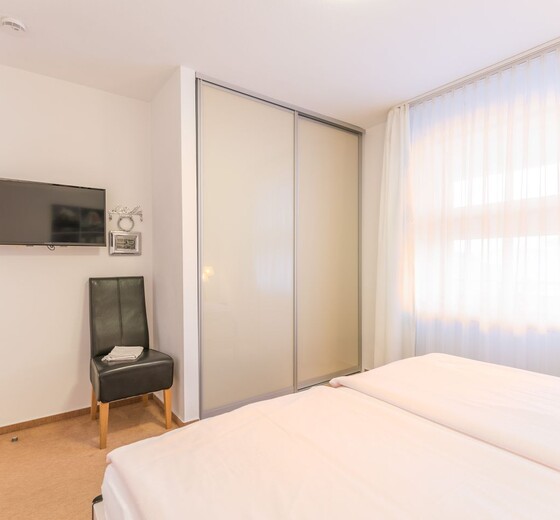 Schlafzimmer mit Kleiderschrank-Am Ankerplatz Whg. 3.4 - Ferienhaus / Ferienwohnung Büsum -  12