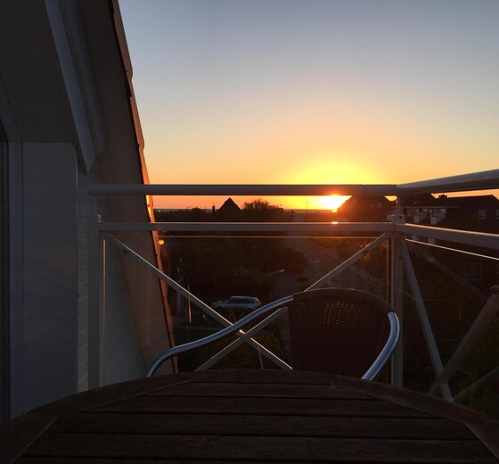 zauberhafter Sonnenuntergang auf dem Balkon-Appartementhaus Meeresbucht Whg. 10 - Ferienhaus / Ferienwohnung Büsum -  17