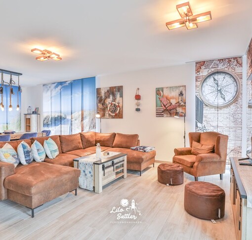 Wohnzimmer mit Sofa, TV und Esstisch-Beach Suite - Ferienhaus / Ferienwohnung Büsum - 2