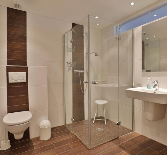 Badezimmer mit Toilette und Dusche-Appartementhaus Meeresbucht Whg. 4 - Ferienhaus / Ferienwohnung Büsum -  12