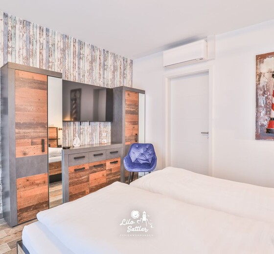 Schlafzimmer 2 mit Doppelbett und TV-Beach Suite - Ferienhaus / Ferienwohnung Büsum -  28