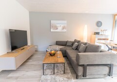 Wohnzimmer mit Sofa und TV-Antons Strandnest - Ferienhaus / Ferienwohnung Büsum - 5
