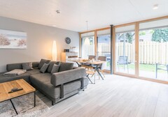 Blick ins offene Wohnzimmer mit Zugang zum Balkon-Antons Strandnest - Ferienhaus / Ferienwohnung Büsum - 3
