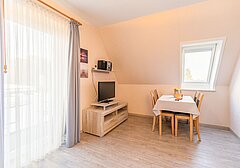 Wohnzimmer mit Esstisch und TV-Am Altenhof Whg. 8- Ferienhaus / Ferienwohnung Büsum - 4