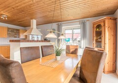 Esstisch mit Blick in die offene Küche-Dania 13 A - Ferienhaus / Ferienwohnung Büsum - 5