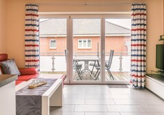 Wohnzimmer mit TV Blick zum Balkon-Haus Oberdeck, Whg. 2 - Ferienhaus / Ferienwohnung Büsum - 5