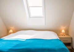 Schlafzimmer mit Bett und Fenster-Abendrot Whg. 4 - Ferienhaus / Ferienwohnung Büsum - 5