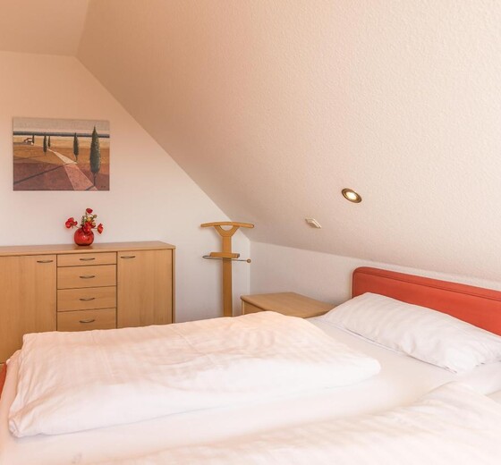 Elternschlafzimmer mit Doppelbett-Theodor-Storm-Haus, Whg. 13 - Ferienhaus / Ferienwohnung Büsum -  14