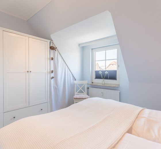 Schlafzimmer mit Kleiderschrank-Diekkieker - Ferienhaus / Ferienwohnung Büsum -  10