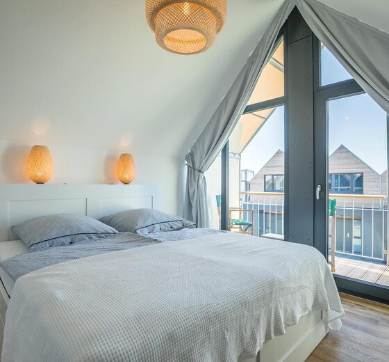 Schlafzimmer 1 mit Doppelbett und TV-"Beach House 4, Strandkoje 4.3" - Ferienhaus / Ferienwohnung Büsum -  9