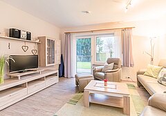 Wohnzimmer mit TV und Sofa-Am Altenhof Whg. 3- Ferienhaus / Ferienwohnung Büsum - 4