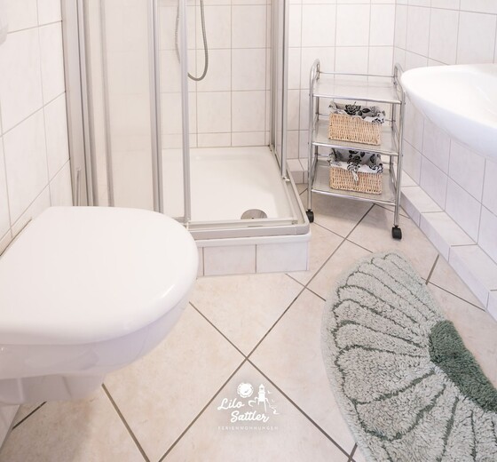 Bad mit dusche und Waschbecken-Hochhaus Whg. 184 - Ferienhaus / Ferienwohnung Büsum -  13