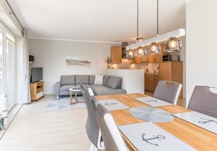 Wohnzimmer mit Küchenzeile Esstisch und TV-Theodor-Storm-Haus, Whg. 10- Ferienhaus / Ferienwohnung Büsum - 4