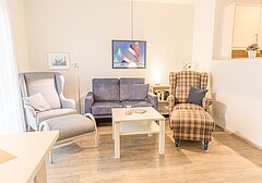 Wohnzimmer mit Sofa und Sessel-Muschelkorb - Ferienhaus / Ferienwohnung Büsum - 3