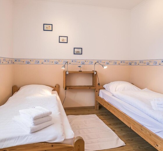 Schlafzimmer 2 mit Einzelbetten-Ferienwohnung Nautik - Ferienhaus / Ferienwohnung Büsum -  11