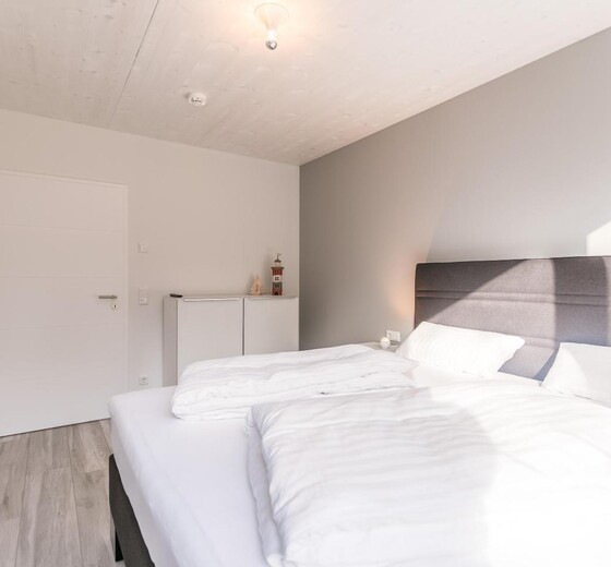 Schlafzimmer mit Kommode-Antons Strandnest - Ferienhaus / Ferienwohnung Büsum -  16