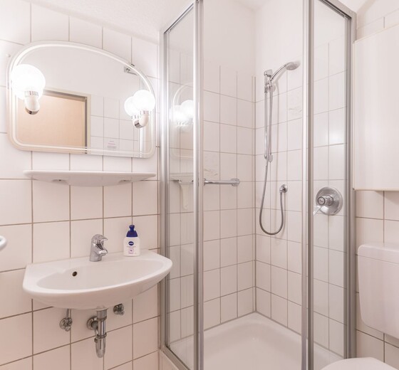 Badezimmer mit Dusche und Waschbecken-Am Altenhof Whg. 1 - Ferienhaus / Ferienwohnung Büsum -  8