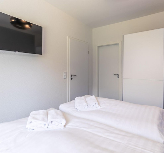 Schlafzimmer 1 mit TV-deichlodge, lodge.eins - Ferienhaus / Ferienwohnung Büsum -  11