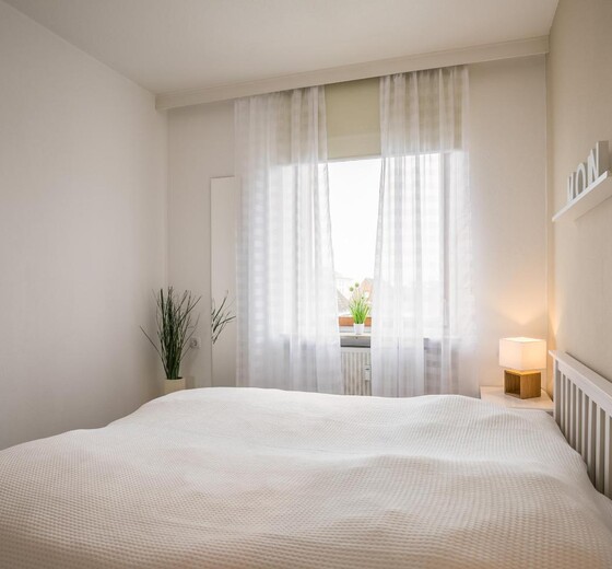 Schlafzimmer mit Bett und Fenster-Nordseekante, Whg. 505 - Ferienhaus / Ferienwohnung Büsum -  10