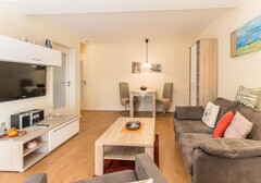 Wohnzimmer mit Sofa und TV-Stella Mare, Whg. 3 - Ferienhaus / Ferienwohnung Büsum - 3