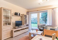 Wohnzimmer mit Sofa und TV-Am Altenhof Whg. 2 - Ferienhaus / Ferienwohnung Büsum - 3