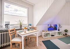 Wohnzimmer mit Esstisch und TV-Annabelle Whg. 2- Ferienhaus / Ferienwohnung Büsum - 4