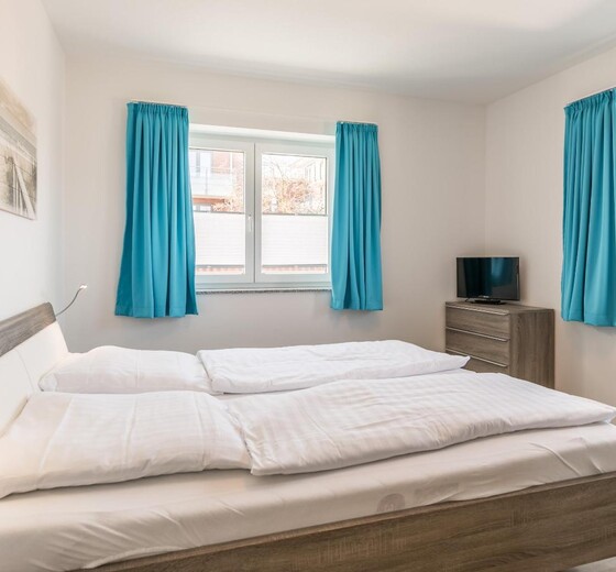 Schlafzimmer 1 mit Doppelbett-Haus Sand und Meer, Whg. 4, 1. OG - Ferienhaus / Ferienwohnung Büsum -  9