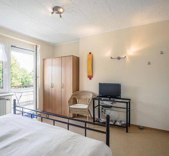 Elternschlafzimmer mit Doppelbett und TV-Appartement Svea - Ferienhaus / Ferienwohnung Büsum -  10