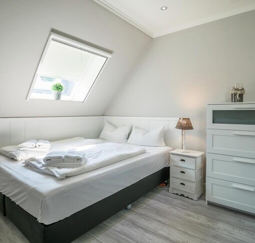 Schlafzimmer mit Bett-Strandpirat 1, Whg. Morgensonne - Ferienhaus / Ferienwohnung Büsum - 2