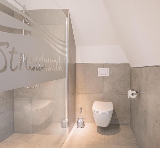 Badezimmer mit Toilette-Strandpirat 2, Whg. Strandmuschel - Ferienhaus / Ferienwohnung Büsum -  16