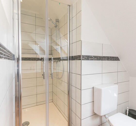 Badezimmer mit Toilette und Dusche im Obergeschoß-Ferienhaus Ben - Ferienhaus / Ferienwohnung Büsum -  18