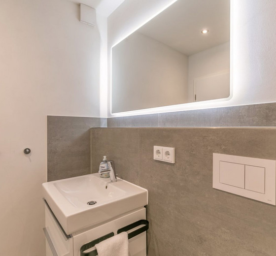 Badezimmer 1 en Suite mit Waschbecken und Spiegel-deichlodge, lodge.eins - Ferienhaus / Ferienwohnung Büsum -  16