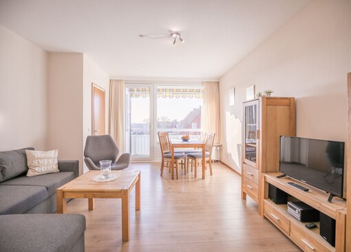 Wohnzimmer mit Blick auf den Balkon-Nordseekante, Whg. 385 - Ferienhaus / Ferienwohnung Büsum - 1