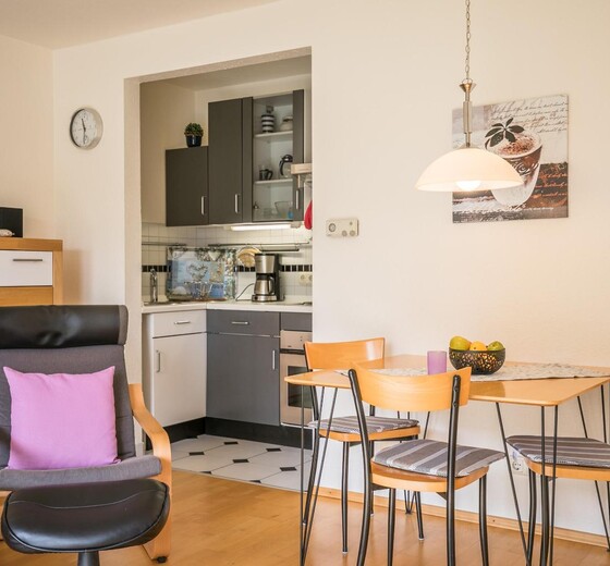 Wohnzimmer mit Blick auf Küchenzeile-Moiken - Ferienhaus / Ferienwohnung Büsum -  7